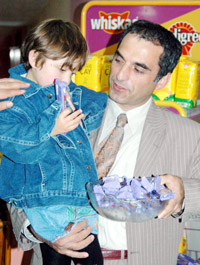 Sevgi Mağazası Kurucu Başkanı Sinan Gülerci, özellikle çocuklara yapılan yardımlarla bizzat ilgilendi.